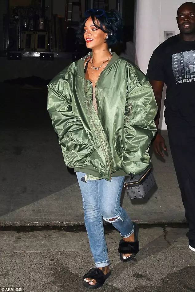 蕾哈娜新鞋,蕾哈娜的水晶鞋