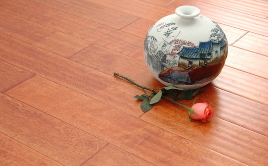 地板缩缝怎么办才能恢复正常,地板出现缝隙了教你一招即可修复