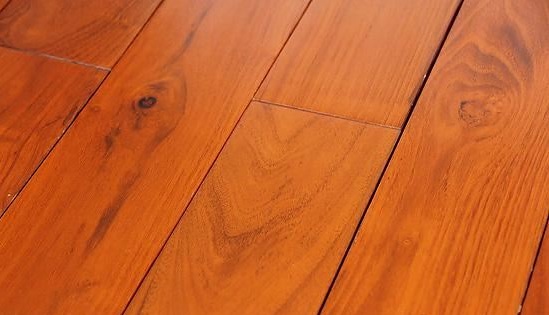 地板缩缝怎么办才能恢复正常,地板出现缝隙了教你一招即可修复