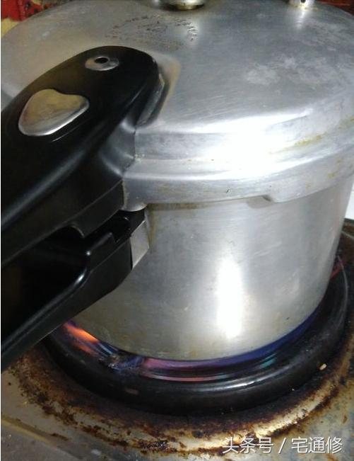 高压锅手柄处漏气维修视频,高压锅气阀顶不上去怎么回事
