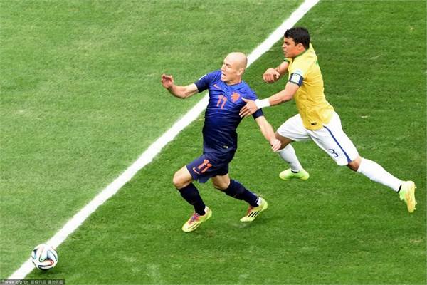 踢足球能提高腿的力量吗,踢足球可以提升篮球脚步吗