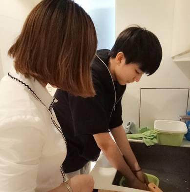 母亲节王俊凯像妈妈送礼物,王俊凯母亲节