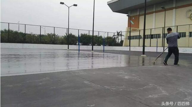 如何区分水泥篮球场和塑胶篮球场,彩色篮球场是不是水泥地