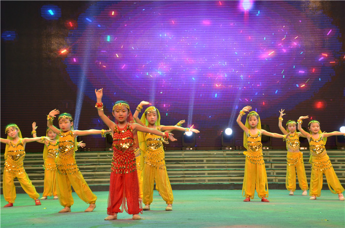 阜阳电视台演播大厅来了一群可爱的公益小天使