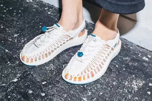 夏天来了该穿凉鞋了,穿凉鞋的季节到了