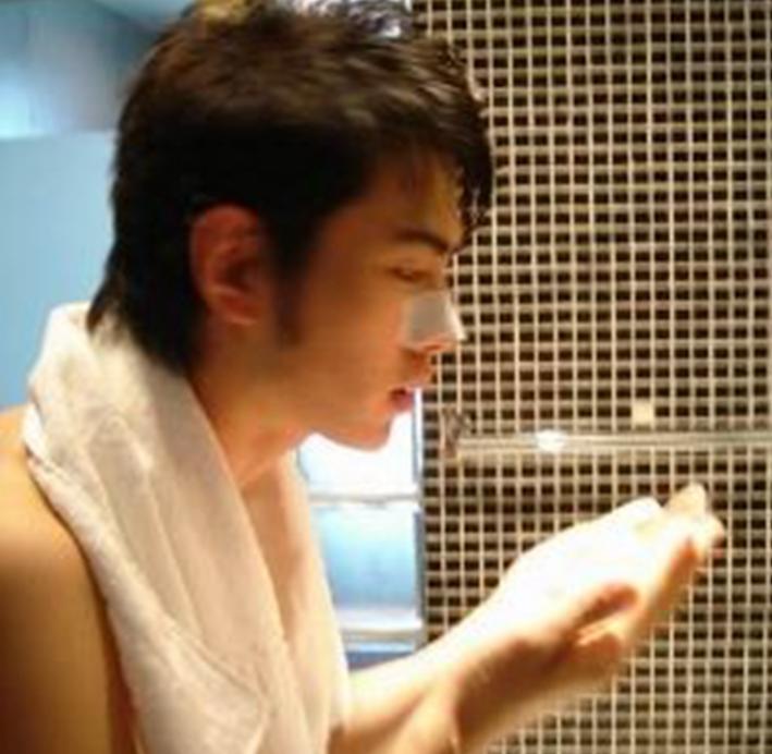 男生脸上痘印痘坑怎么快速消除,男生脸上痘坑图片真实