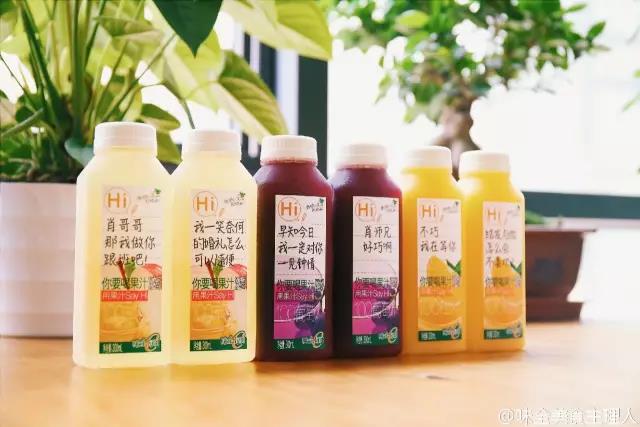 包装上面有一个很大的蜜字的饮品,包装上是一个字的茶的饮料