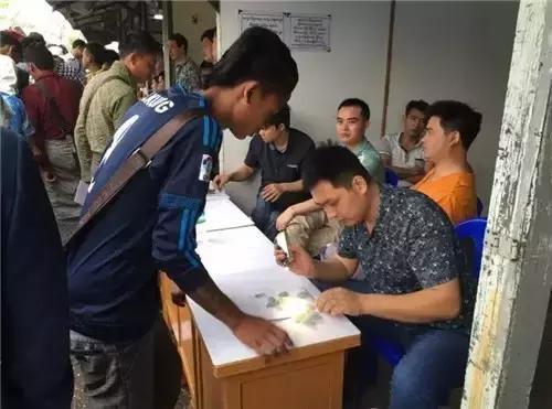 国内一克上万的翡翠，在缅甸像菜市场一样，露天摆摊卖