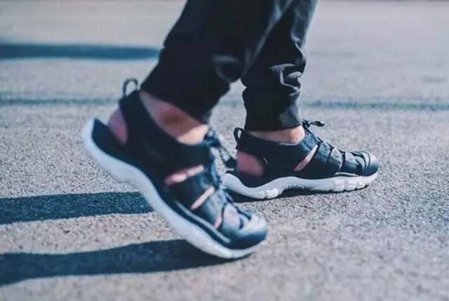 夏天来了该穿凉鞋了,穿凉鞋的季节到了