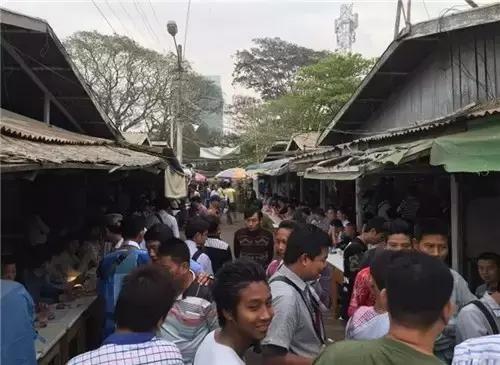 国内一克上万的翡翠，在缅甸像菜市场一样，露天摆摊卖