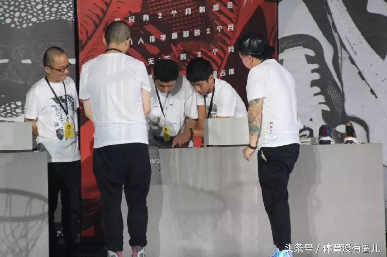 还在抱怨鞋柜里缺一双球鞋?那么这个苏州男孩关于NBA的收藏