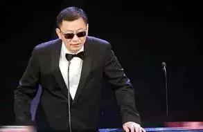 女明星把它宠上了天，一年四季走哪儿带它！