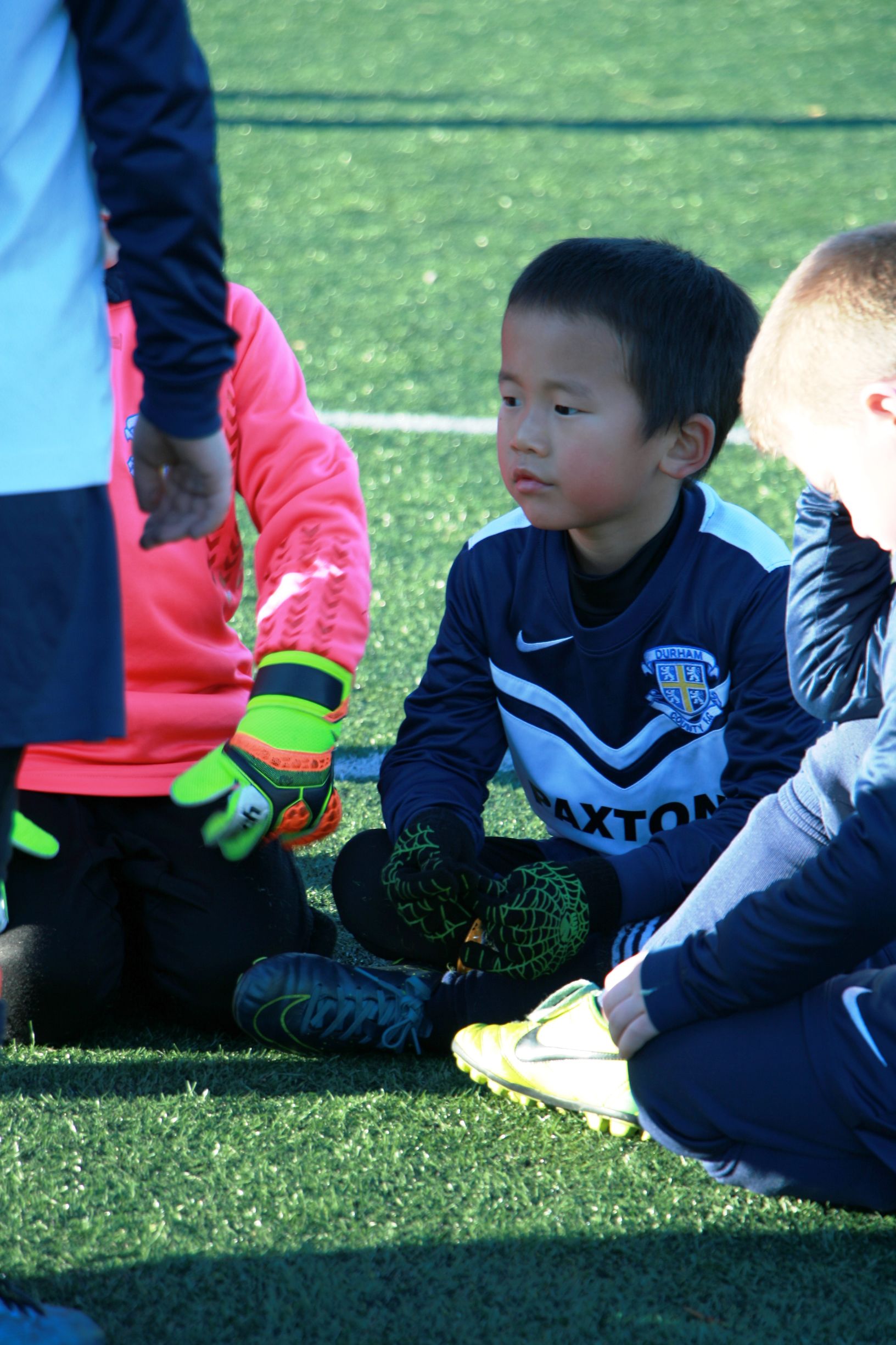 儿子踢足球认真的样子,儿子踢足球进球开心