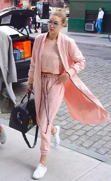 女明星把它宠上了天，一年四季走哪儿带它！