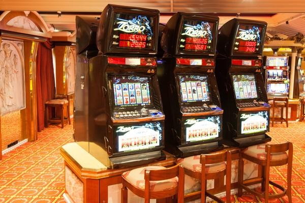 坐着豪华游轮,坐着邮轮看世界