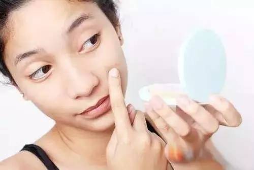 闭合性粉刺爆发成红肿痘痘,突然爆发很多粉刺