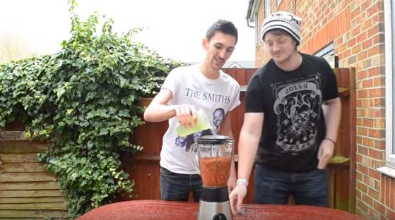 重口新高度！两男子“将活蛆搅碎后饮用”，看完我再也不想吃饭了