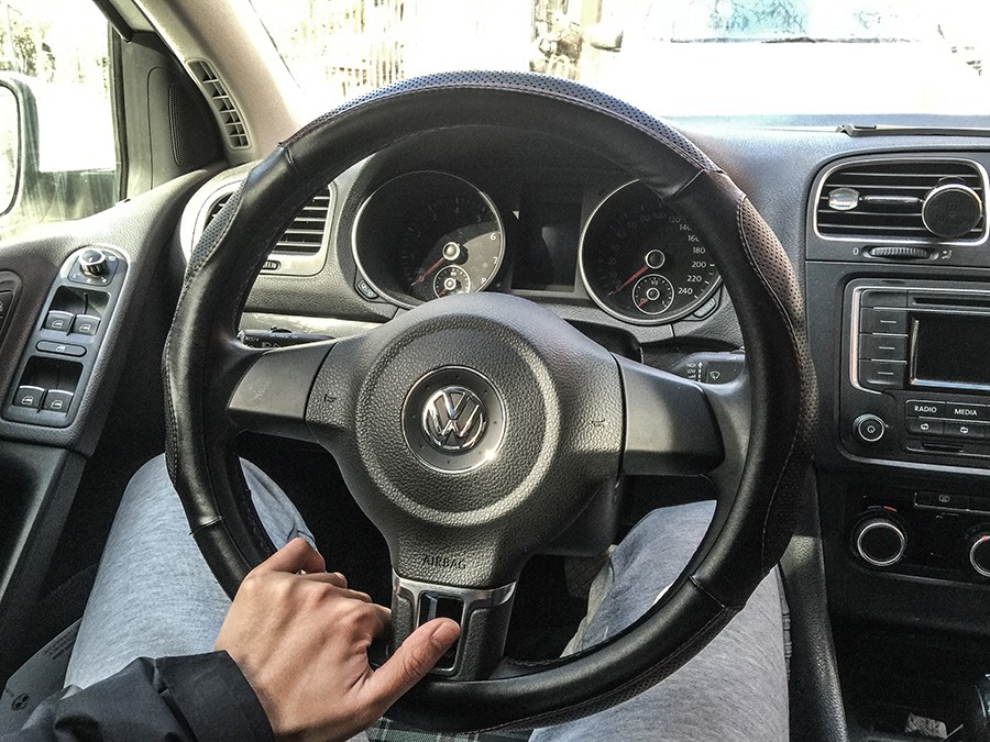 握方向盘的姿势看驾龄,手握方向盘的姿势代表什么