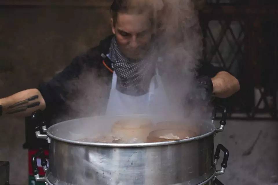 欧洲惊现「港式车仔档」！布拉格鬼仔卖热辣辣广东点心