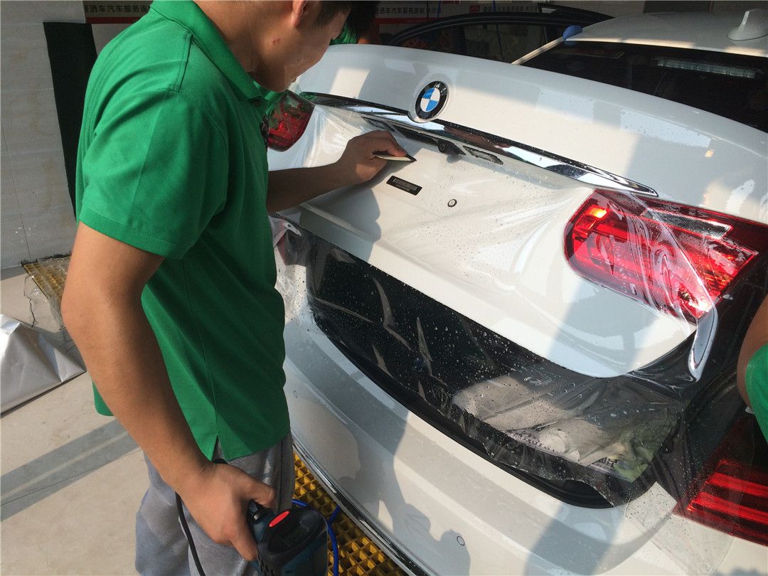 18款宝马320i贴黑色车衣,宝马320li运动套装贴膜