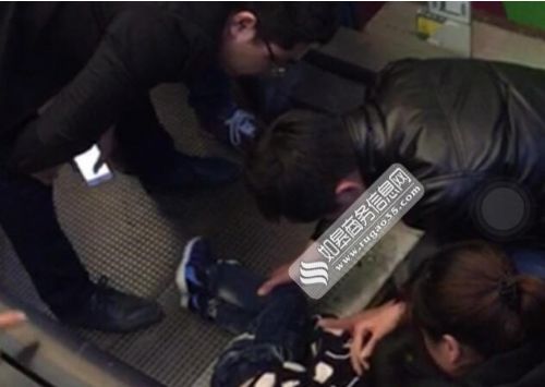 男童被扶梯夹断脚趾,男童被手扶梯卷入手臂