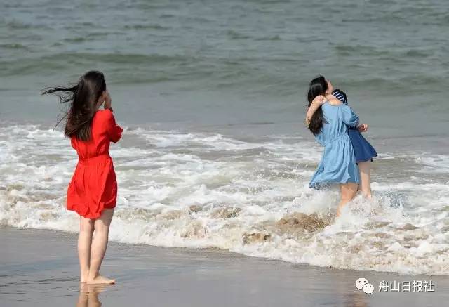 大眼微拍丨昨天的桃花岛上万人同过520，记者小哥却发现了另一类“风月无边”