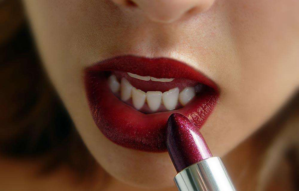 嘴巴太干如何用口红,嘴唇涂了口红容易起皮怎么办