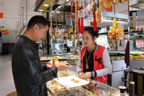 龙陵黄龙玉雕刻大赛视频,五人制足球世界杯黄龙玉奖牌