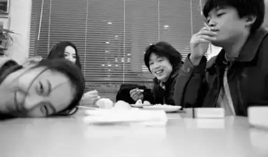 与窦唯相爱相杀十年的她，用记录了中国那个不朽的摇滚时代