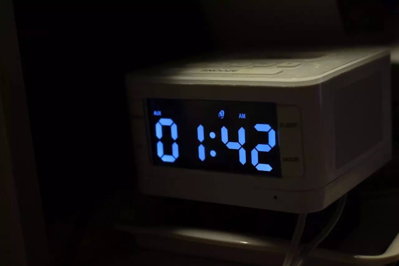 颤抖吧，夜猫子们！熬夜等于慢性自杀