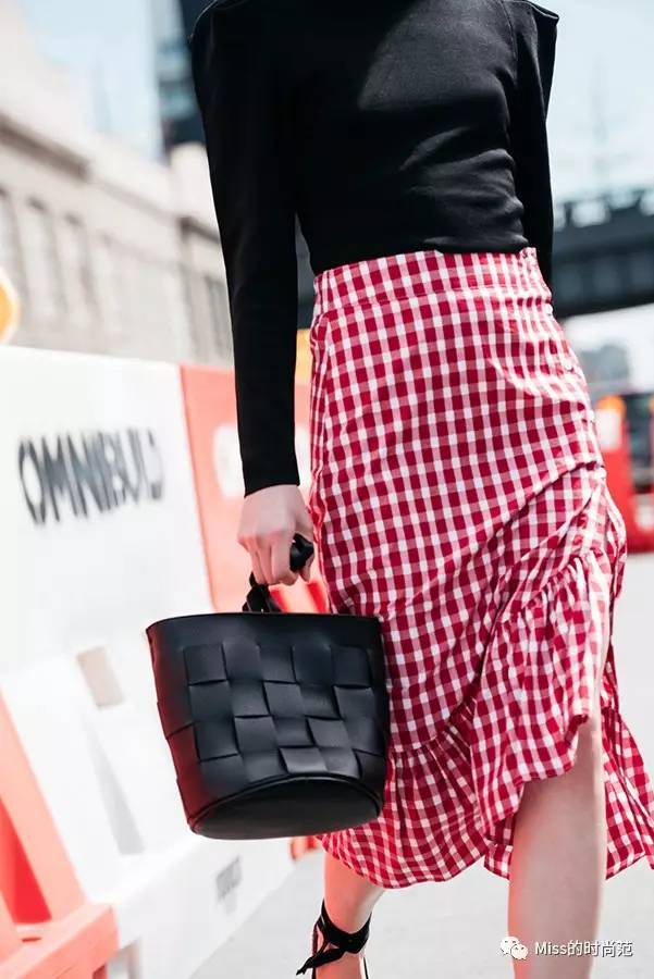 与其去花钱买便宜的还不如买贵点,与其胡乱的买一堆不如认真买一件