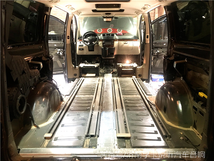 奔驰唯雅诺商务车座椅改装,奔驰移动总裁办公室