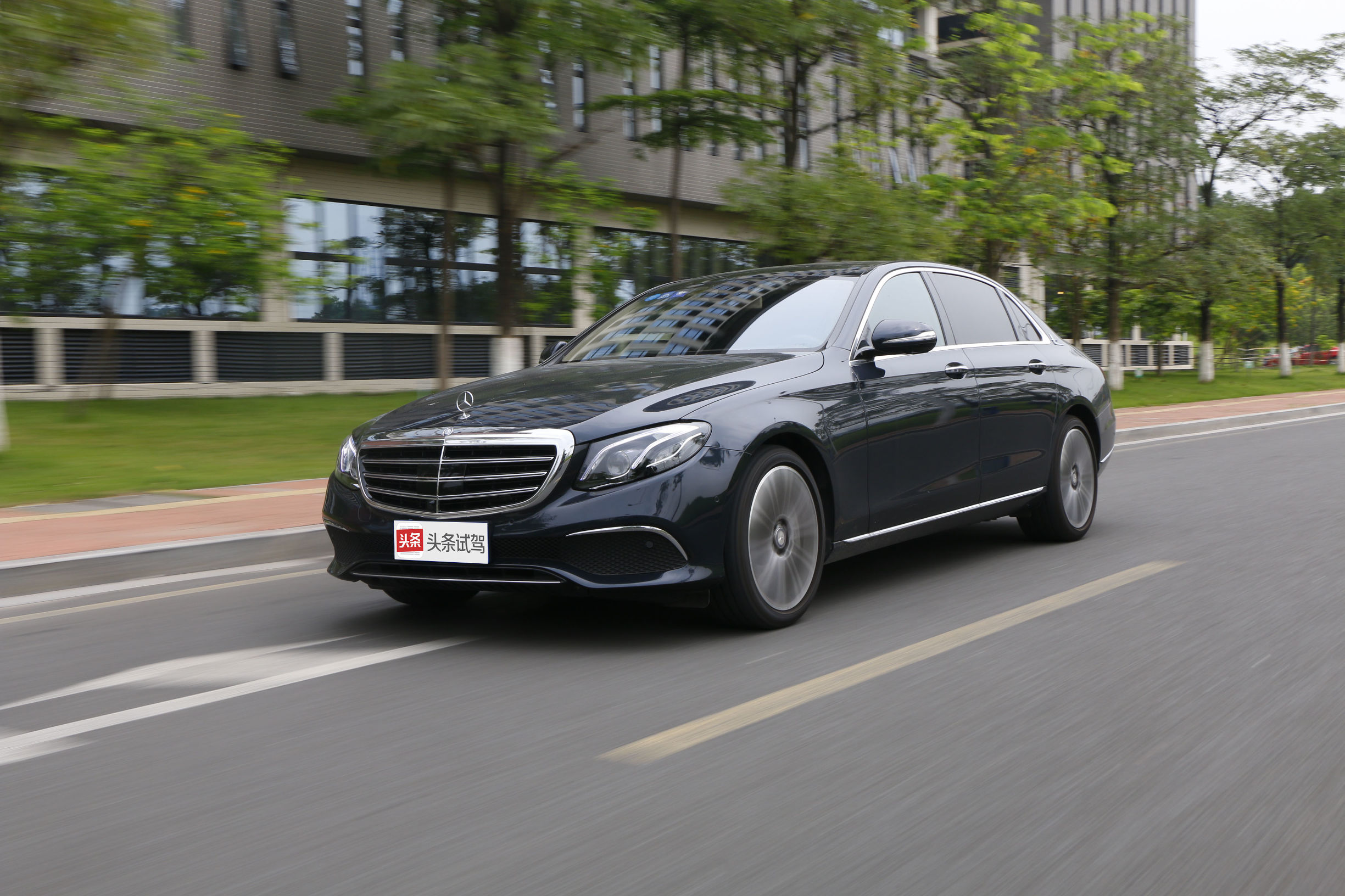 宝马5系对比奔驰e级,奔驰e级属于什么档次