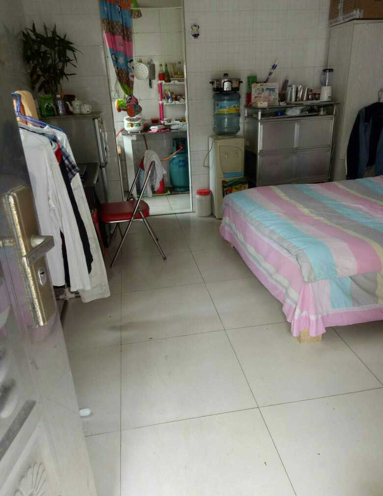 我在福州租了600块房子，巴掌大的空间，厕所却在厨房里