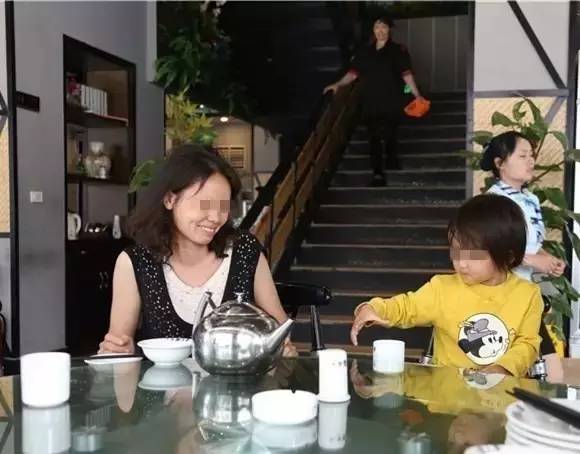 “母亲街头踩踏*女幼**”背后的事实曝光后，网友的同情、批判与深思