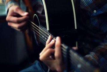 弹吉他手疼吗,弹吉他右胳膊疼怎么办