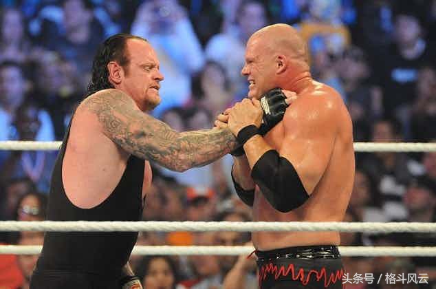 他的传奇不需要WWE冠军来烘托！他只要动动手指，擂台就会踏