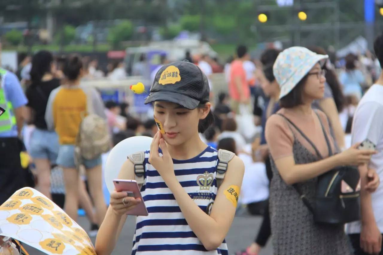 麦克熊猫首现氧气音乐节萌翻人群嗨不停