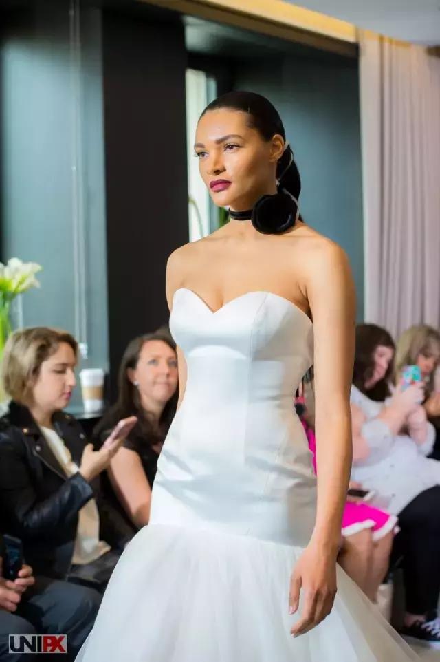 谁家的婚纱可以让你在海边举办婚礼也不怕晒黑？