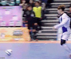 exo金珉锡踢足球,exo金珉锡aoa申智珉