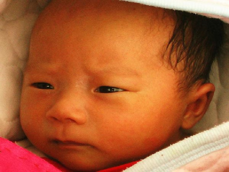 满月黄疸退了又升是怎么回事,满月了黄疸还没退需要停母乳吗