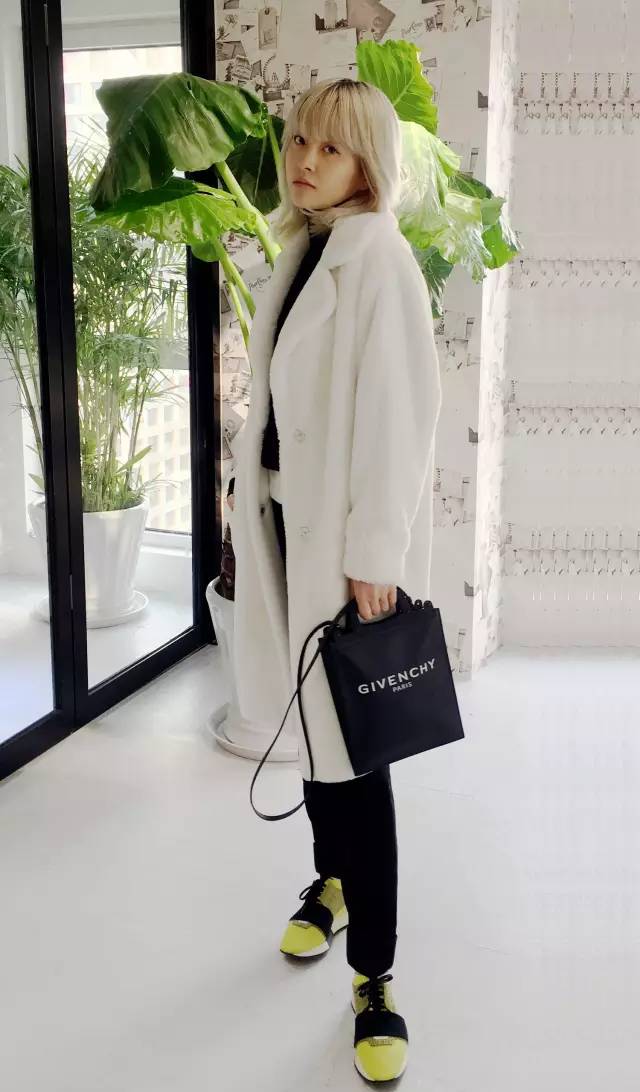 她们穿红绿过圣诞,你就穿白色,不脱颖而出才怪!