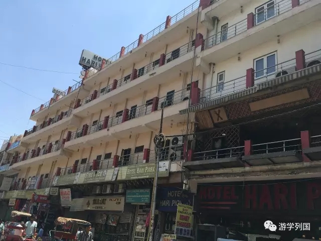 两个小姑娘只身前往印度遇到骗局,两个女孩被人骗到山里