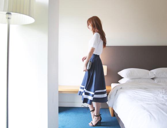 孙允珠夏日海边连衣长裙坐姿穿搭,孙允珠夏日背影