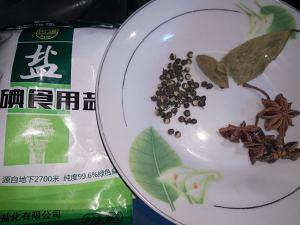 腌鸭蛋油最好的方法,腌鸭蛋的腌制方法和配料