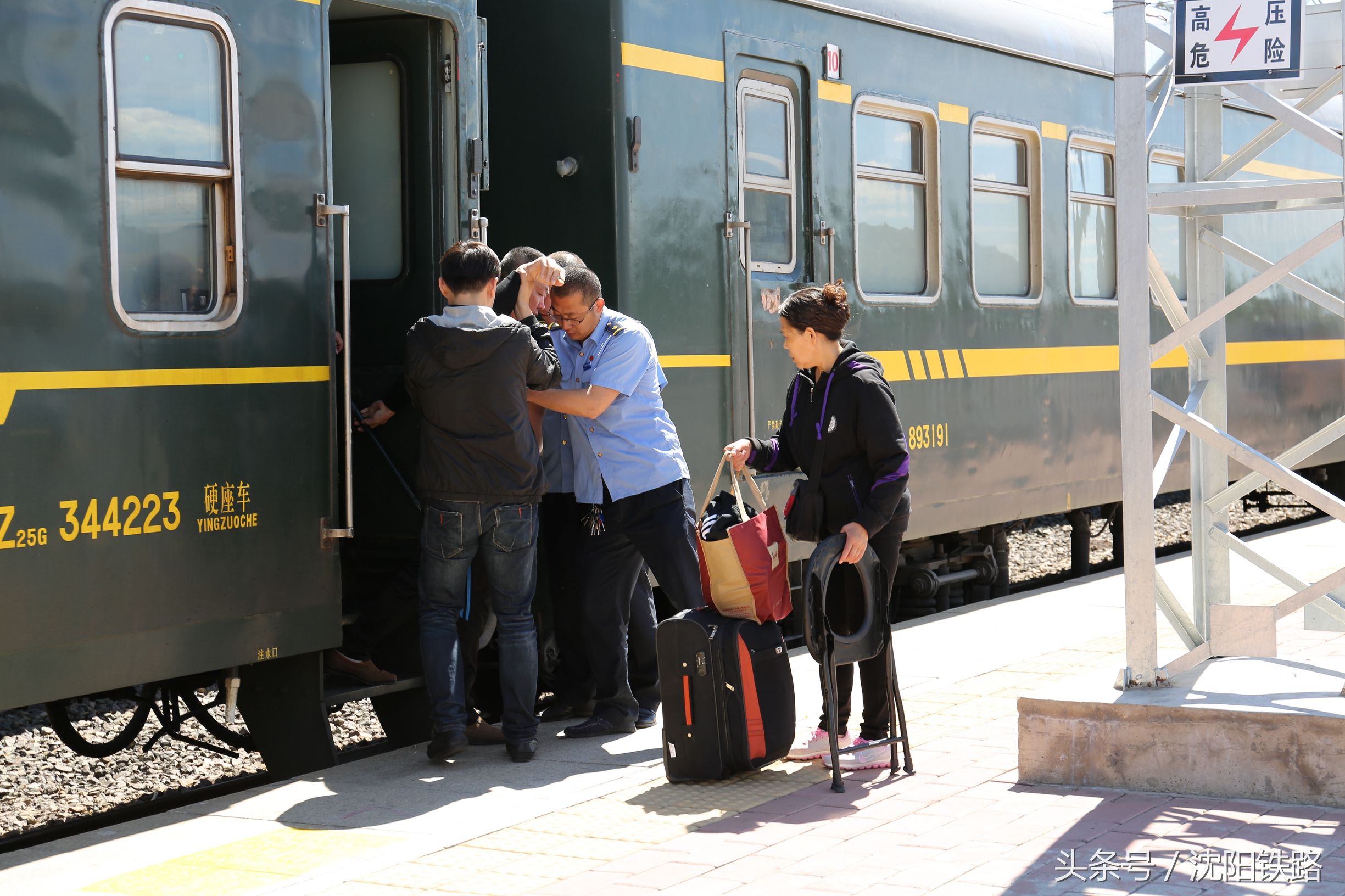 通霍线上的小站因为铁路“闯哥”的热情服务赢得旅客由衷赞叹！