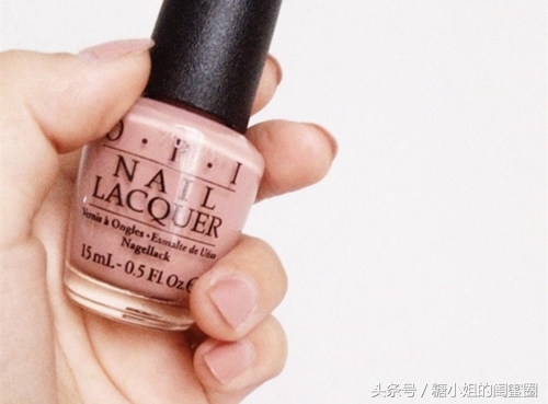 除了美腻的小裙子和发色外，指甲也要colorful！