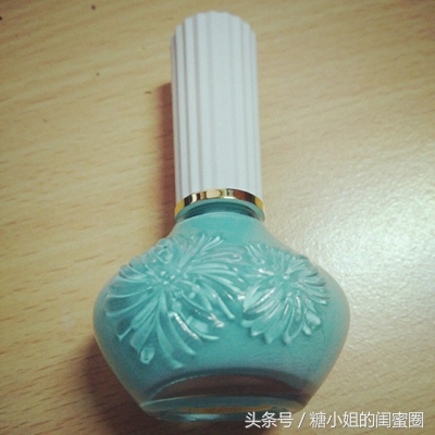 除了美腻的小裙子和发色外，指甲也要colorful！