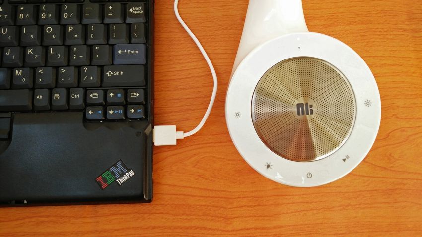 台灯与音箱的艺术合体—Nillkin幻影MC4无线台灯音箱