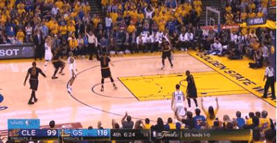 库里拜佛戏耍詹姆斯惹争议，球迷不干了：你球瞎子都看得二运了